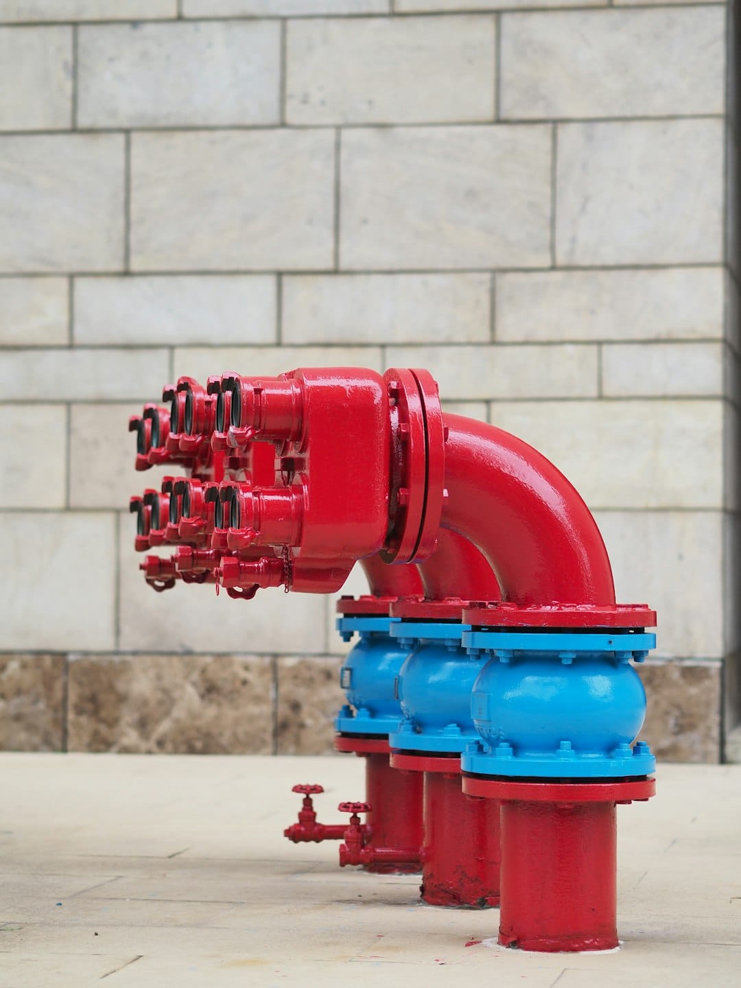 a-close-up-of-a-red-and-blue-fire-hydrant-bdsukqnuucs